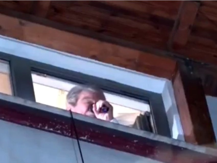 Berisha u flet demokratëve nga dritarja e banesës: Do vazhdojmë të pamposhtur