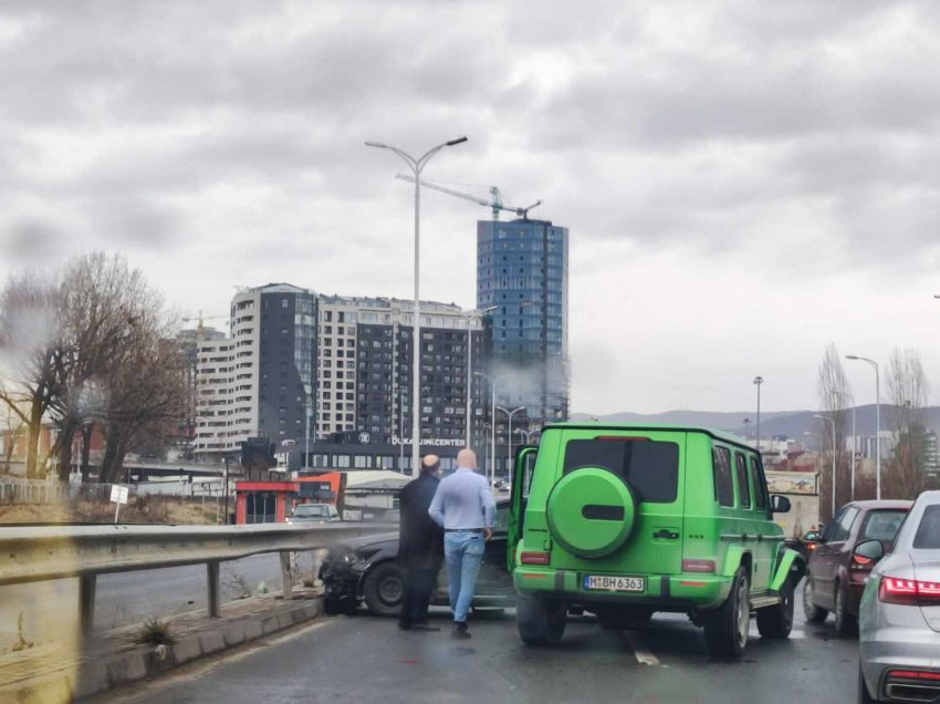 Mërgimtari me ‘G Class’ aksidentohet në hyrje të Prishtinës