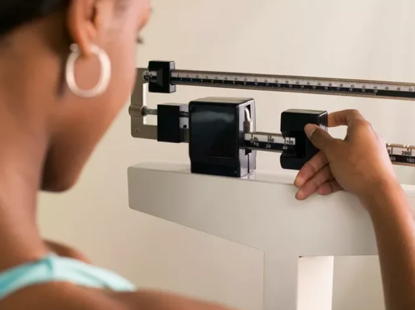 Pse gratë shtojnë peshë gjatë menopauzës?