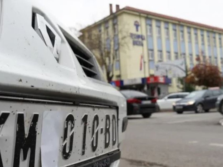 Qeveria e Kosovës miraton vendimin për largimin e stikerave për veturat me targa të Serbisë 