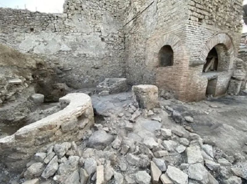 Furra e burgut të Pompeit e zbuluar gjatë gërmimeve të fundit hapet për publikun