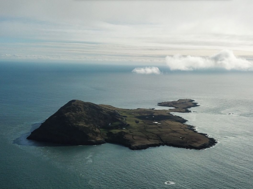 Një ishull në Uells po ofron përfitime të ndryshme nëse jeni të gatshëm të jetoni dhe punoni atje