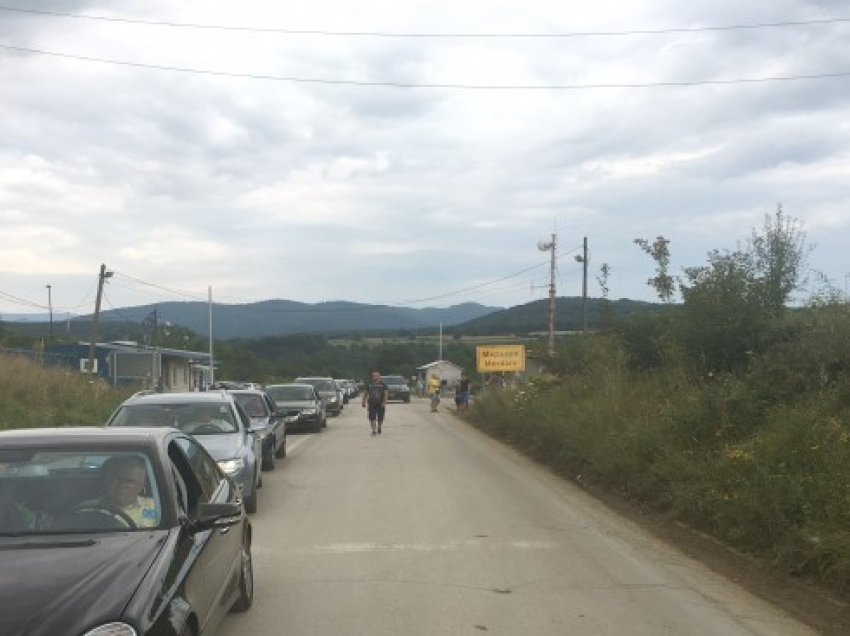 Deri në 90 minuta pritje në Merdarë për të dalë nga Kosova