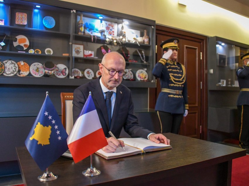 Ambasadori i Francës: Heqja e stikersave lehtëson jetën e qytetarëve të Kosovës dhe Serbisë