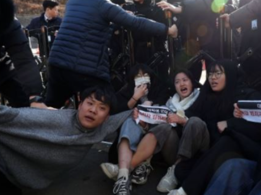 Tentuan të hynin në zyrën presidenciale, arrestohen 20 studentë në Korenë e Jugut  