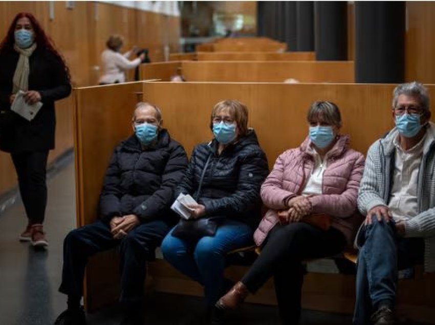 Spanja i bën të detyrueshme maskat në spitale, pasi rastet e gripit dhe Covidit janë në rritje