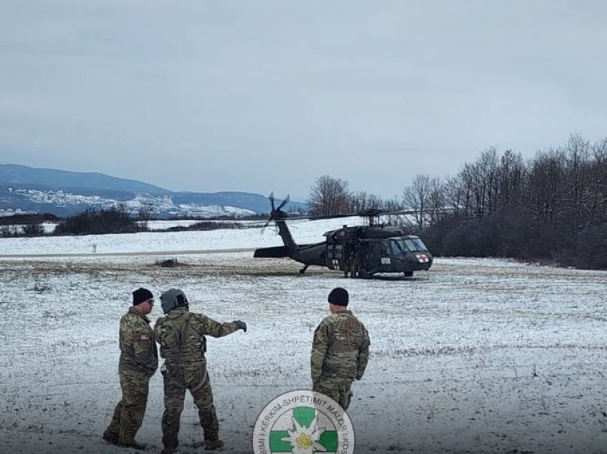 KFOR-i amerikan trajnon anëtarët e SHKSHMK-së për mjekësi emergjente dhe evakuim nga ajri me helikopter në “Bondsteel”