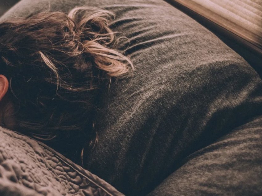 Pse gratë kanë nevojë për më shumë gjumë se burrat? Ja disa nga faktorët që ndikojnë në ciklet e gjumit në dy gjinitë