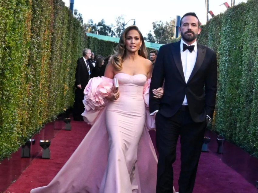 Jennifer Lopez tregon për jetën e saj të zjarrtë seksuale me Ben Affleckun në këngën e saj të re “Can’t Get Enough”