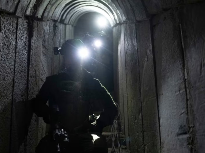 Ushtria izraelite thotë se ka gjetur gjurmë të pengjeve në një tunel në Gazë
