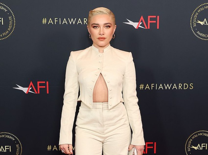 Florence Pugh shfaq barkun me një kostum të hapur të bardhë, teksa merr pjesë në drekën e “AFI Awards”