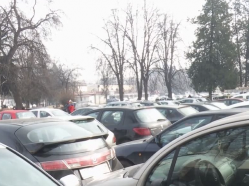 Qytetarët në Shkup ankohen për mungesën e hapësirës për parkim në QKU “Nënë Tereza”