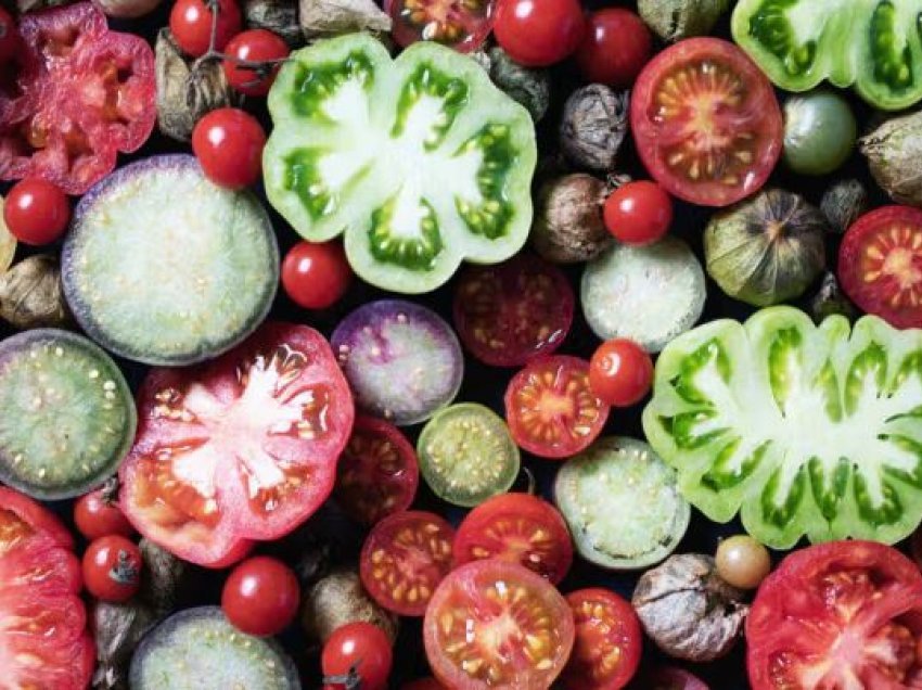A mund të ndihmojë ngrënia e domateve në uljen e presionit të lartë të gjakut?