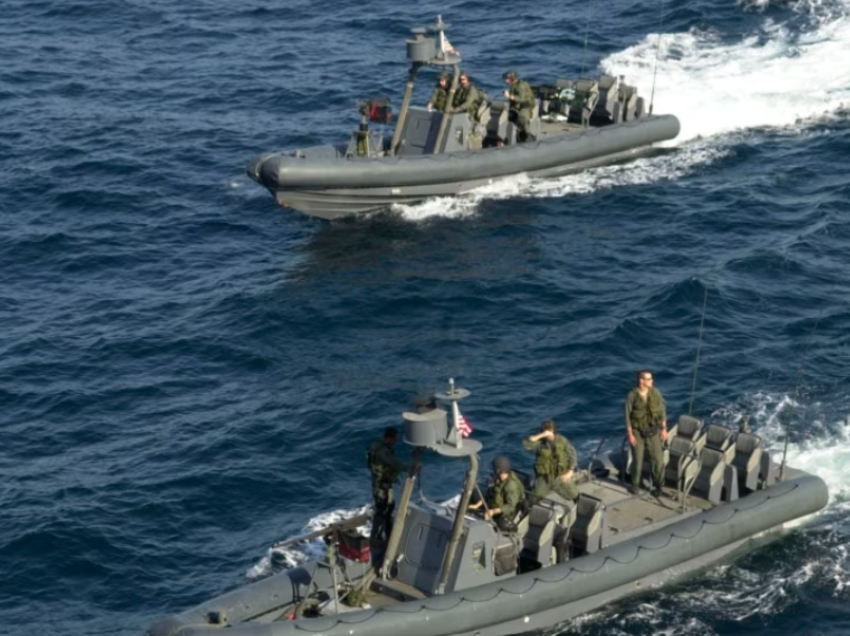 Kërkime për dy ushtarakë të forcave speciale të marinës amerikane të zhdukur në det