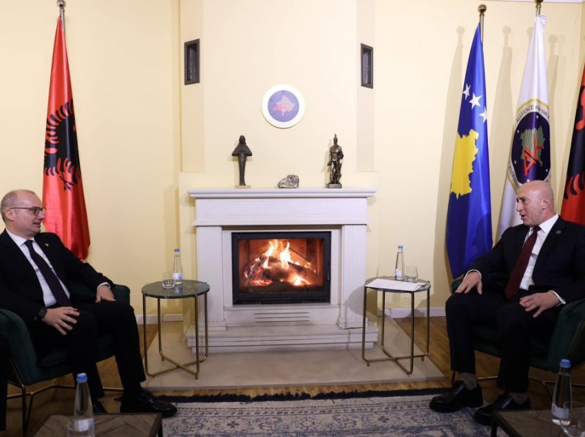 Haradinaj pret në takim ministrin shqiptar, e vlerëson angazhimin e Shqipërisë në mbështetje të Kosovës