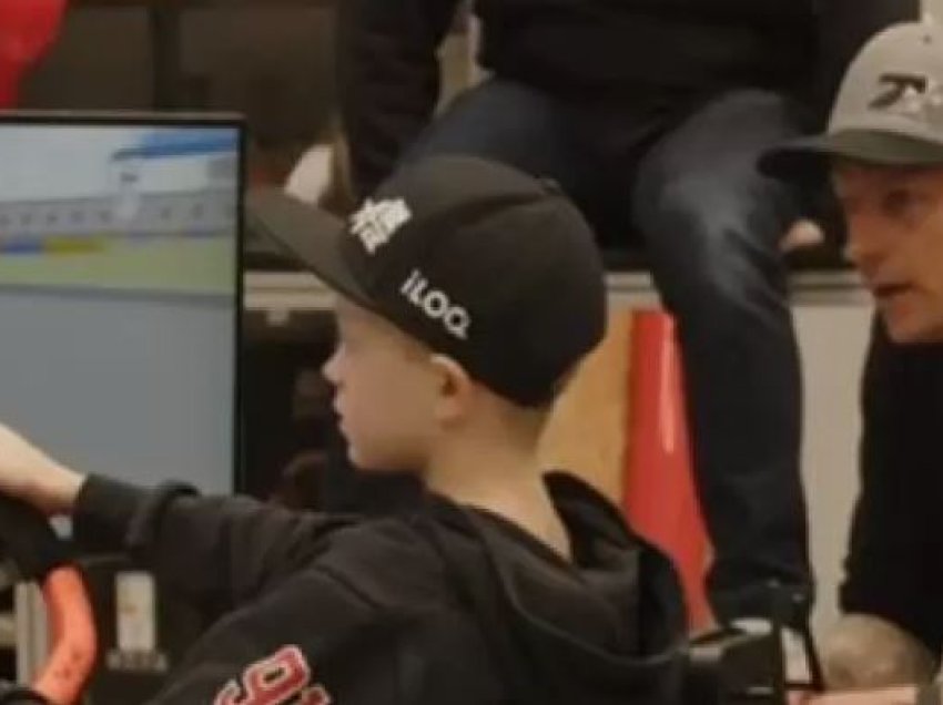 Djali i Kimi Raikkonen piloton një Ferrari në simulator