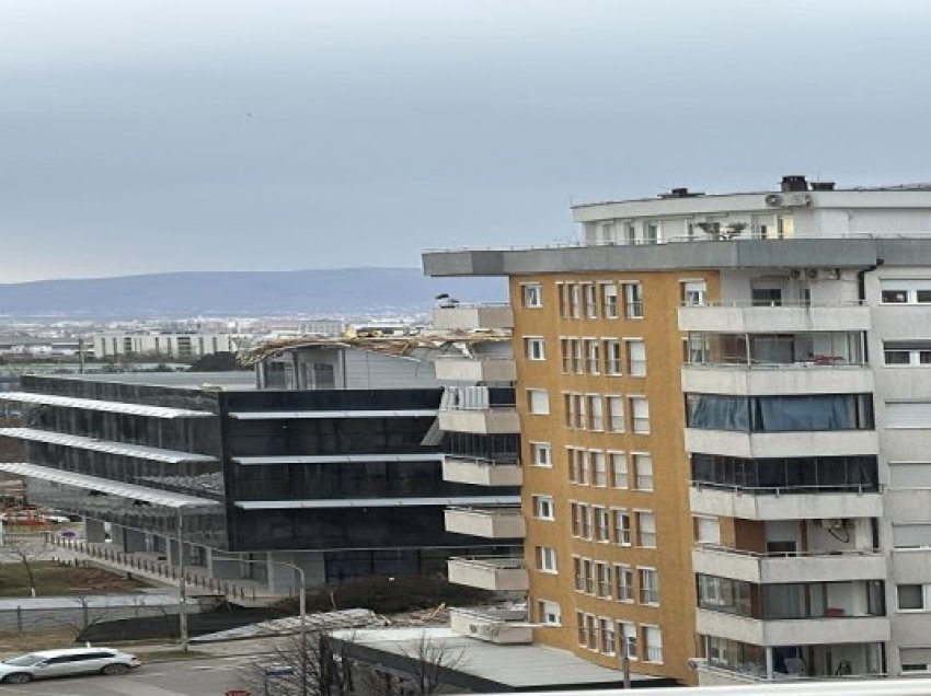 ​Kulmi i komunës së re të Prishtinës u rrëzua nga erërat e forta, dëmet do të kompensohen