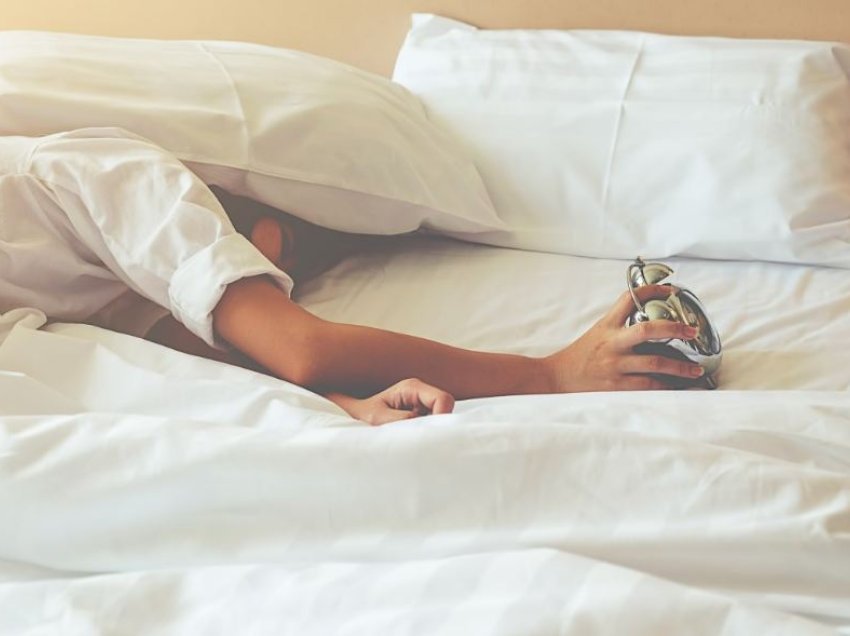 Gjumi me tinguj në sfond: pse e bëjmë dhe si ndikon tek ne?