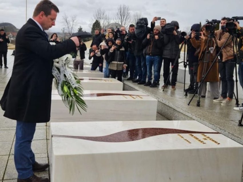Ja çka i ndodhi sot avokatit serb që dje vendosi lule te varrezat e Jasharëve në Prekaz, Kurti tregon detaje