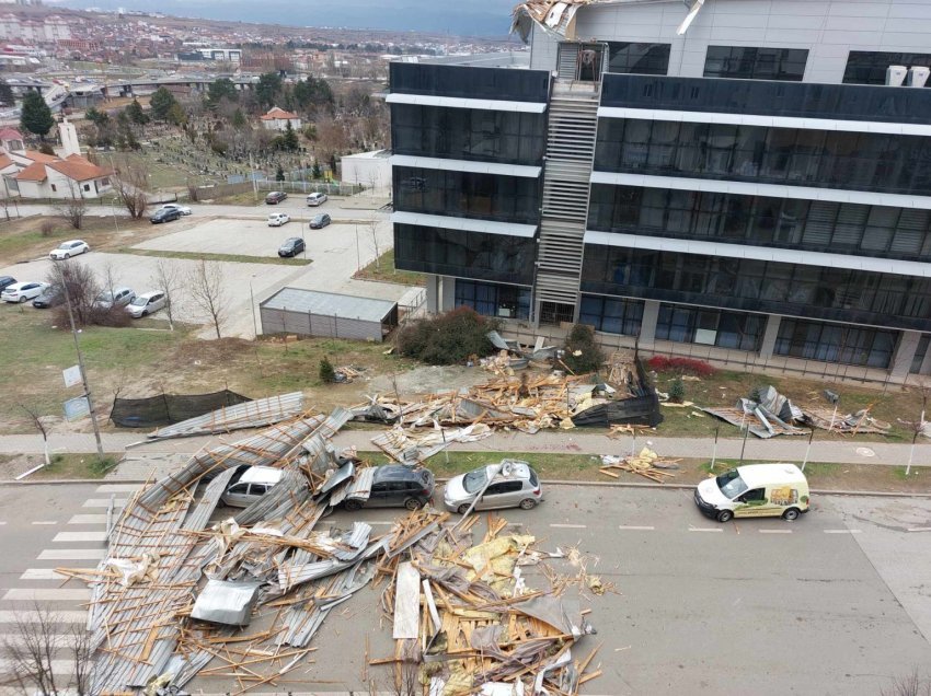 Policia jep detaje për rënien e çatisë së objektit të Komunës së Prishtinës