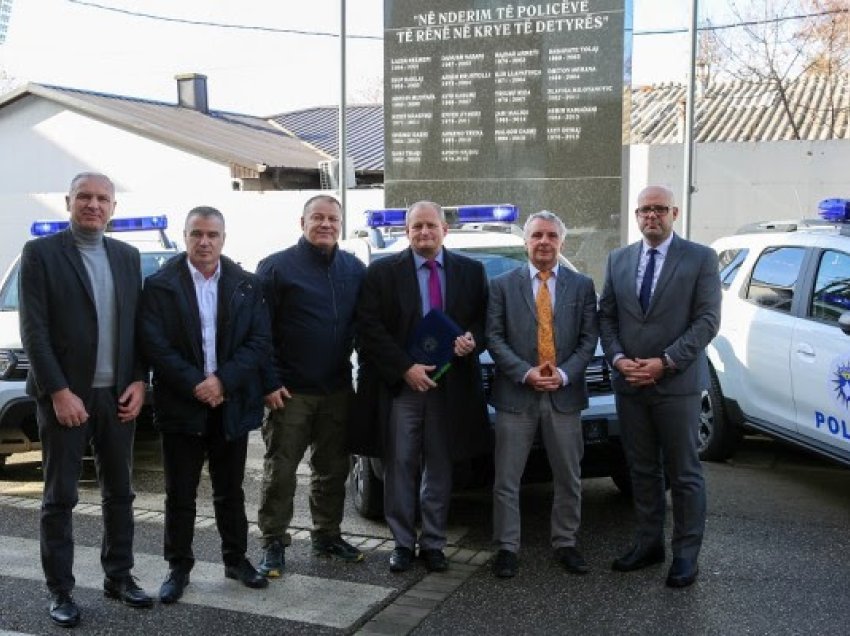 ​Policia e Kosovës pranon donacion vetura e pajisje teknologjike nga Ambasada gjermane