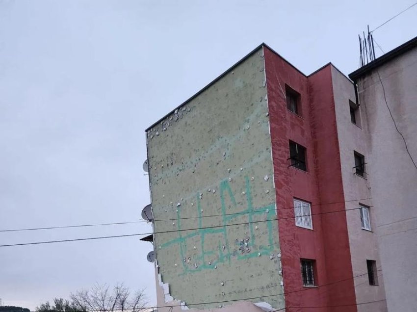 Dëmtohet fasada e pallatit në Milot pas reshjeve të dendura, deputeti i PD: Dëshmi e korrupsionit me fondet e rindërtimit