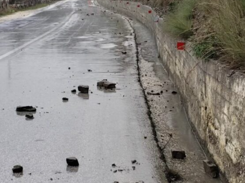 Moti i keq/ Vështirësi në qarkullimin e automjeteve në aksin nacional Berat-Poliçan-Skrapar, raportohet për rrëshqitje gurësh në rrugë