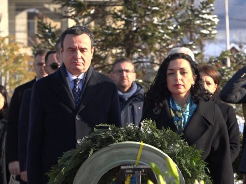 Osmani, Kurti dhe Abdixhiku bëjnë homazhe te varri i Rugovës: Ndjejmë dhimbje për humbjen dhe mungesën e tij