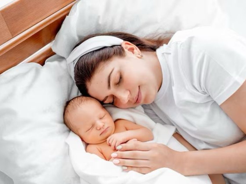 Fëmijët deri në 7 vjeç, duhet të flenë me prindërit e tyre, sidomos me nënën!