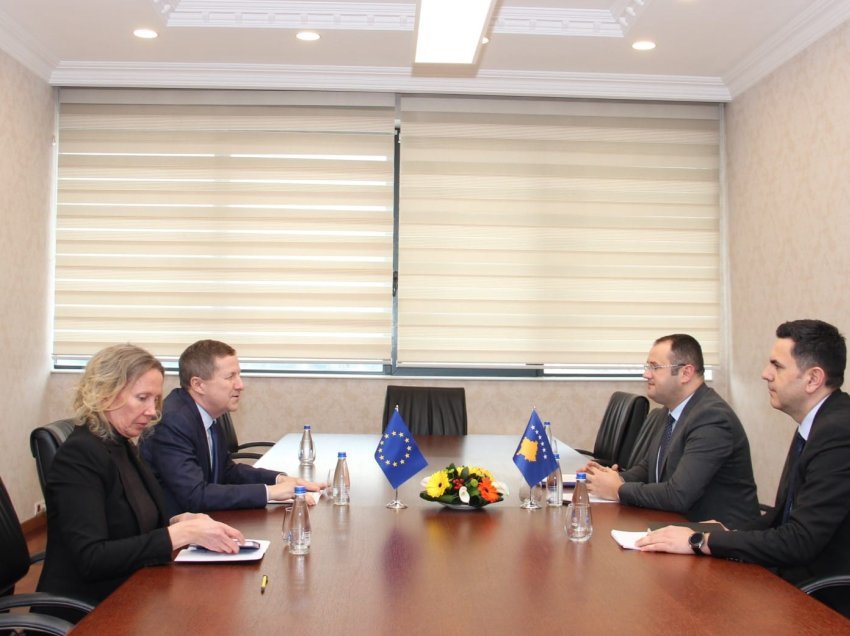 “Dinari” e çon ambasadorin e BE-së në zyrat e BQK-së