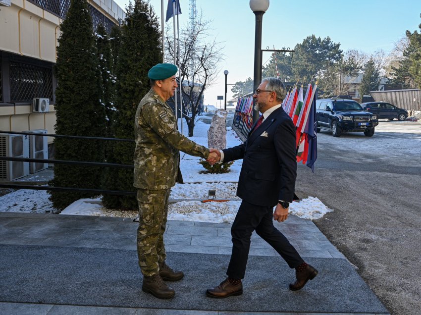 Shefi i EULEX-it takohet me komandantin e KFOR-it, flasin për sigurinë në Kosovë