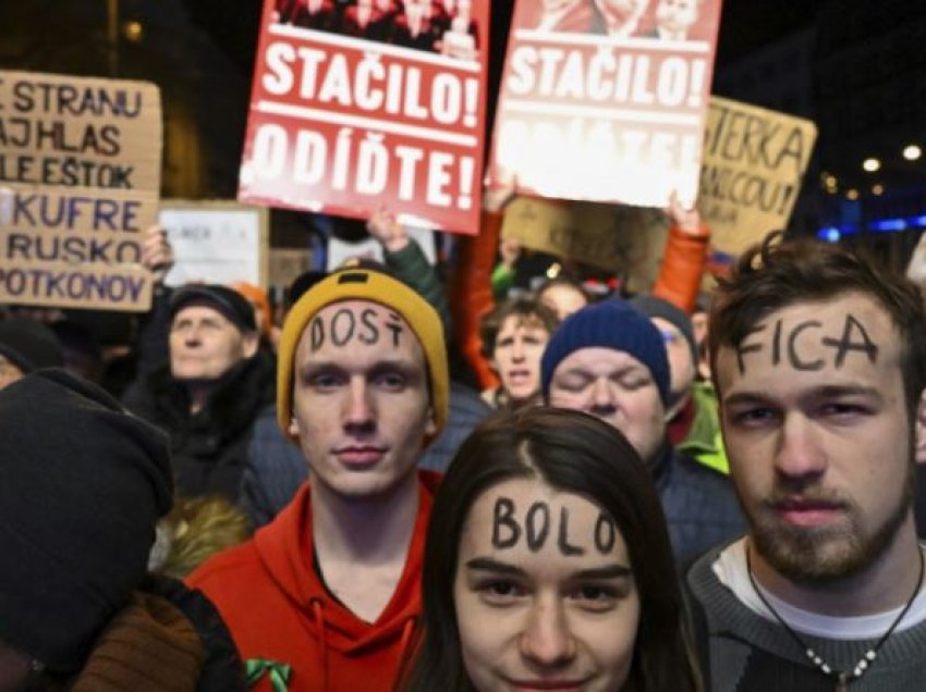 Sllovaki/ Mijëra njerëz protestuan kundër planit të kryeministrit Robert Fitz për të ndryshuar kodin penal