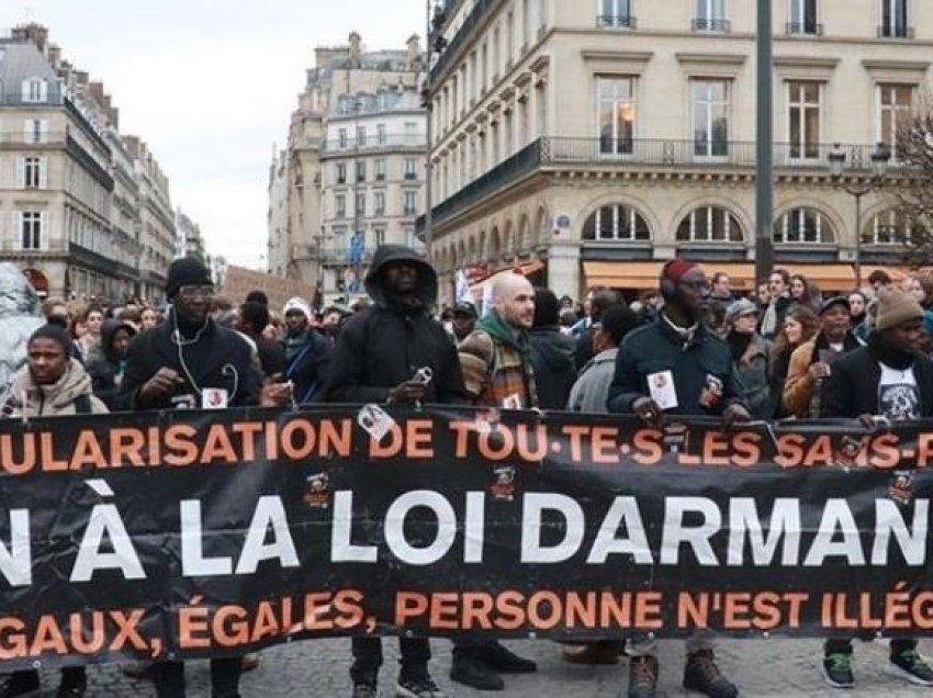 Francë, ligji i ri i diskutueshëm për emigracionin botohet në Gazetën Zyrtare ​