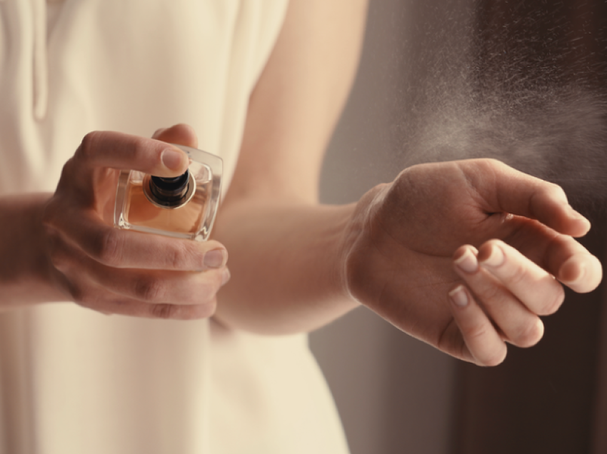 Kur bëhet fjalë për parfumet, thjesht shmangni këto 5 gabime