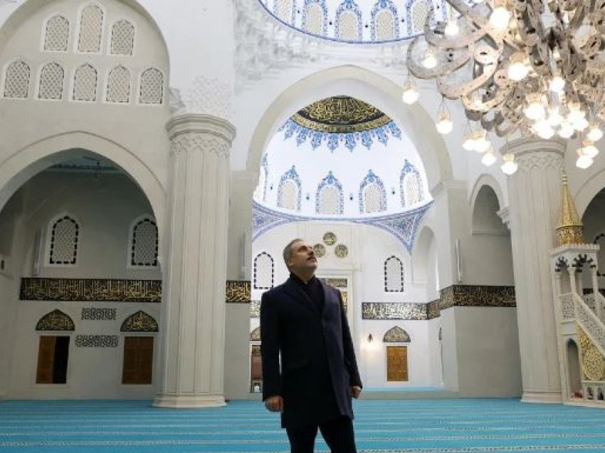 Ministri i Jashtëm turk nis turneun zyrtar në Tiranë, ndalesa e parë te xhamia e re