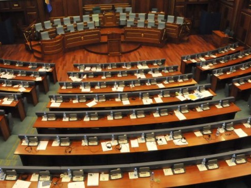 Ministrave dhe deputetëve u rriten pagat për 82 euro