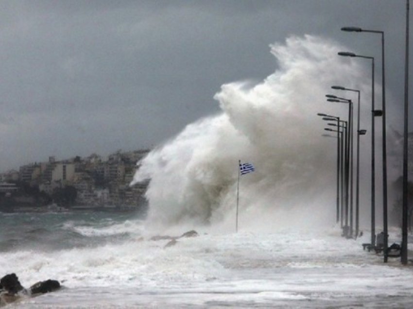 ​Greqi: Anijet mbesin të ankoruara për shkak të erërave të forta