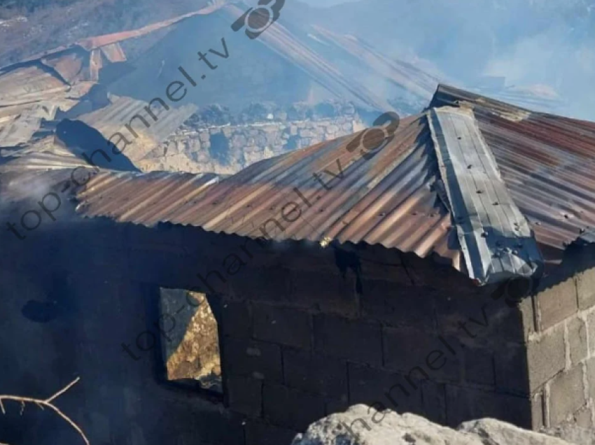 Zjarri shkrumbon dy shtëpi në Gramsh, 14 banorë mbeten në qiell të hapur