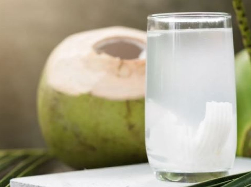 Përfitimet shëndetësore nga konsumimi i ujit të kokosit