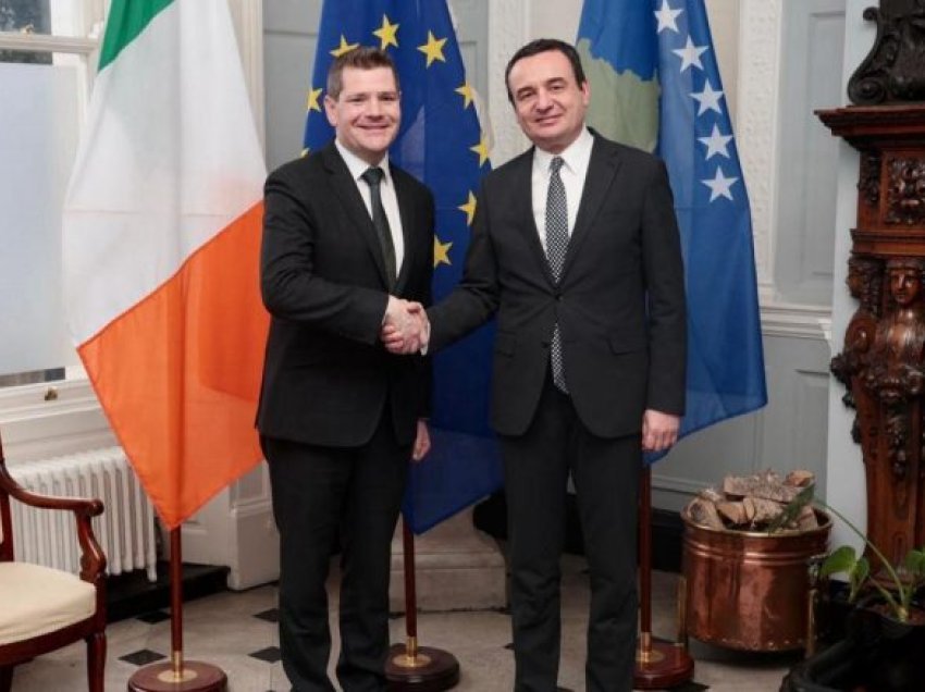 Kurti takohet me ministrin irlandez i shtetit për Çështje Evropiane, bisedojnë për largimin e masave të BE-së ndaj Kosovës