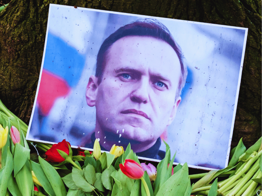 Në ditën e përcjelljes për në banesën e fundit, zëdhënësi i Kremlinit ‘kyç gojën’ ndaj Navalnyt