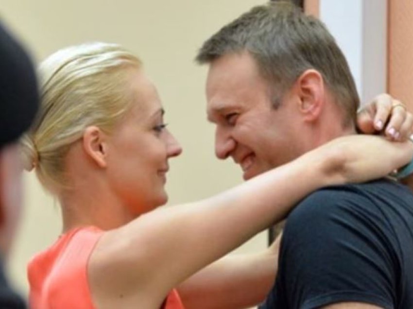 “Të dua përgjithmonë”, gruaja e Navalny bën homazhe gjatë varrimit të tij