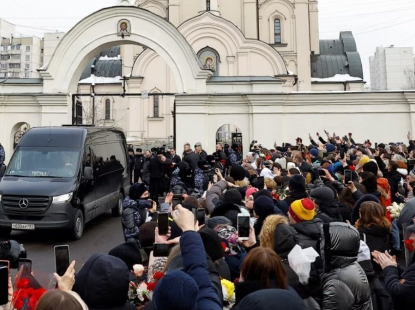 Turma njerëzish mblidhen afër zonës ku do të varroset Navalny
