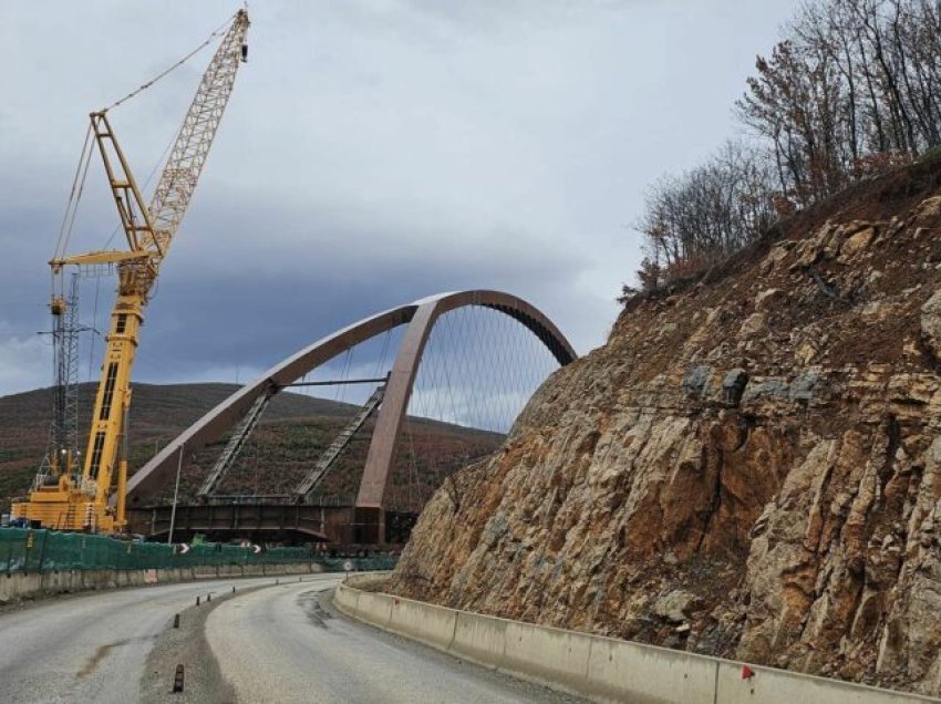 Ja kur do të përfundojnë punimet në Urën e Kukësit që eliminon kolonat e rrugës Kosovë-Shqipëri