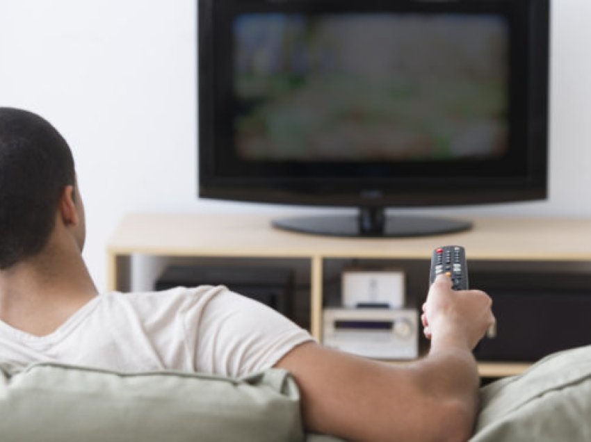 Flini çdo natë me televizorin ndezur? Zbuloni çfarë thonë ekspertët për këtë zakon