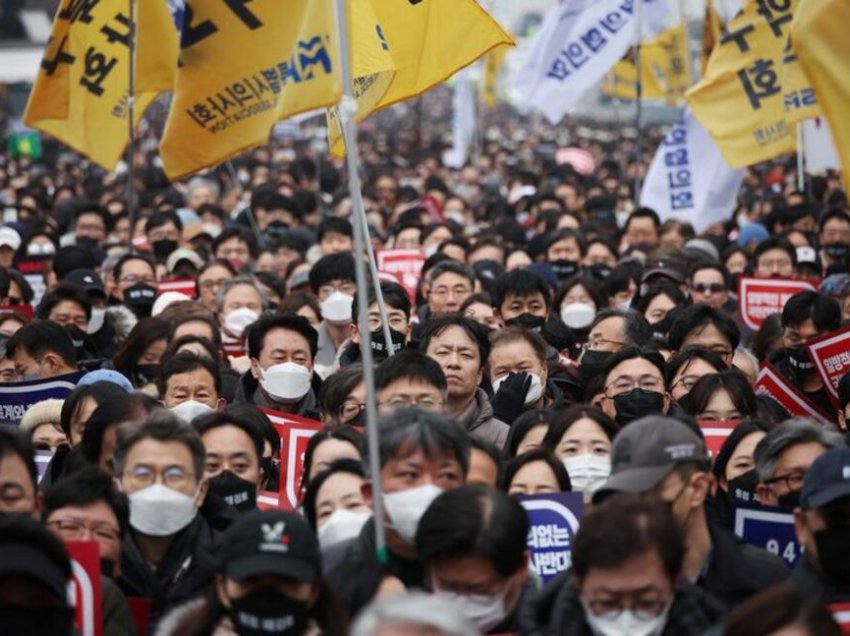 Mjekët e Koresë së Jugut mbajnë tubim masiv kundër politikës mjekësore