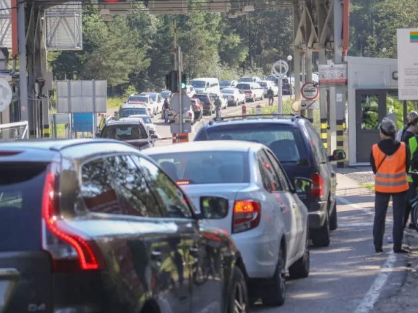 Lituania shpall afatin e fundit që makinat me targa ruse të largohen nga vendi