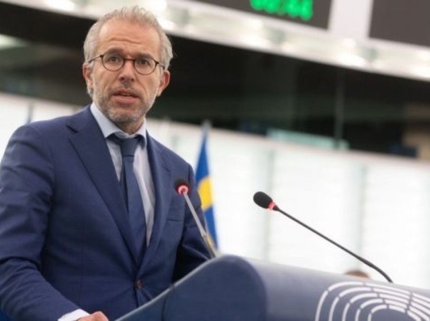 Eurodeputeti Reuten: Sanksionuam Kosovën jo agresorin, duhen hapa ndaj Vuçiqit e Dodikut