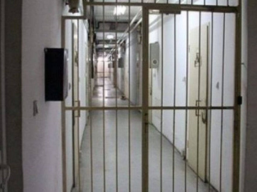 Kontrolli në burgun e Prilepit, i dënuari mbante marihuanë në dollap
