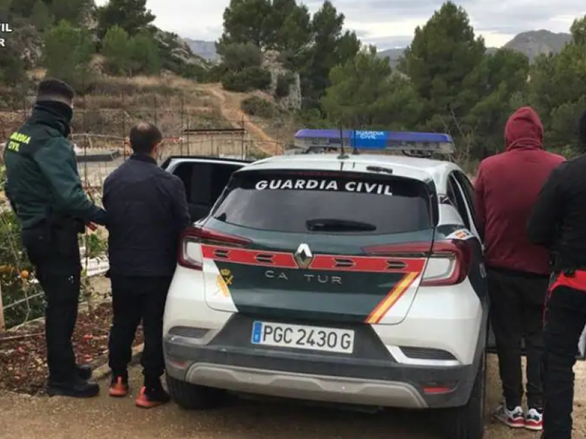 Arrestohen dy shqiptarë në Spanjë, kishin mbjellë drogë në shtëpi
